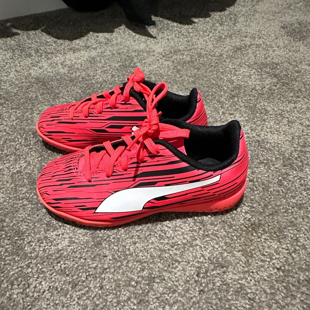 PUMA Unisex-Child Rapido Iii Indoor Training/soccer Sneaker
